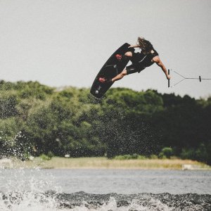 liquid-force-2017-rdx-wakeboard in action